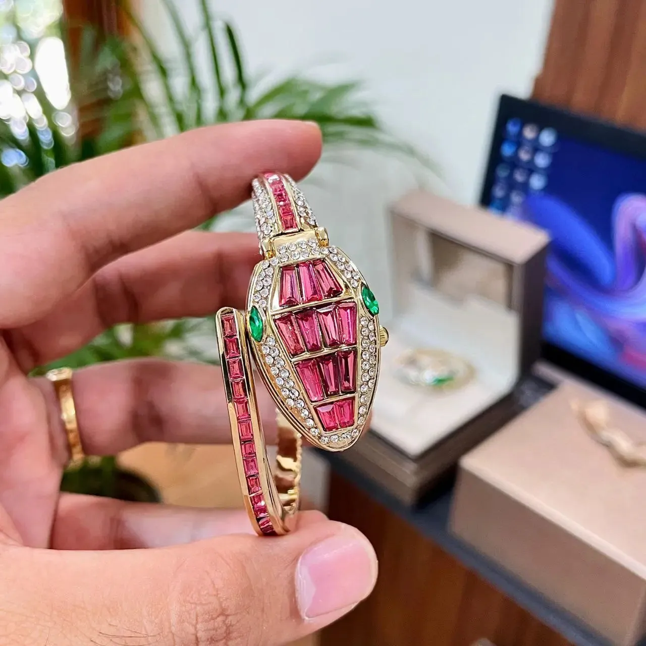 Bvlgari Serpenti Misteriosi – Luxury Watch of Timeless Elegance