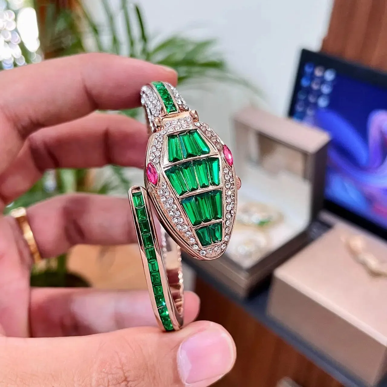 Bvlgari Serpenti Misteriosi – Luxury Watch of Timeless Elegance