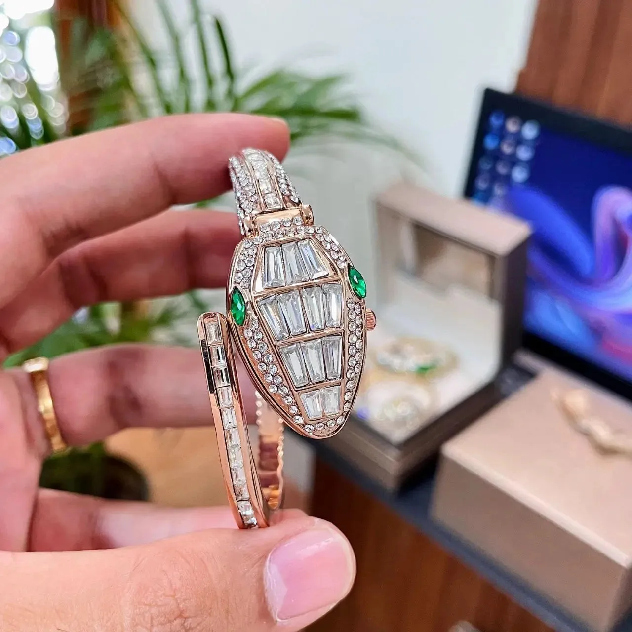 Bvlgari Serpenti Misteriosi – Luxury Watch of Timeless Elegance